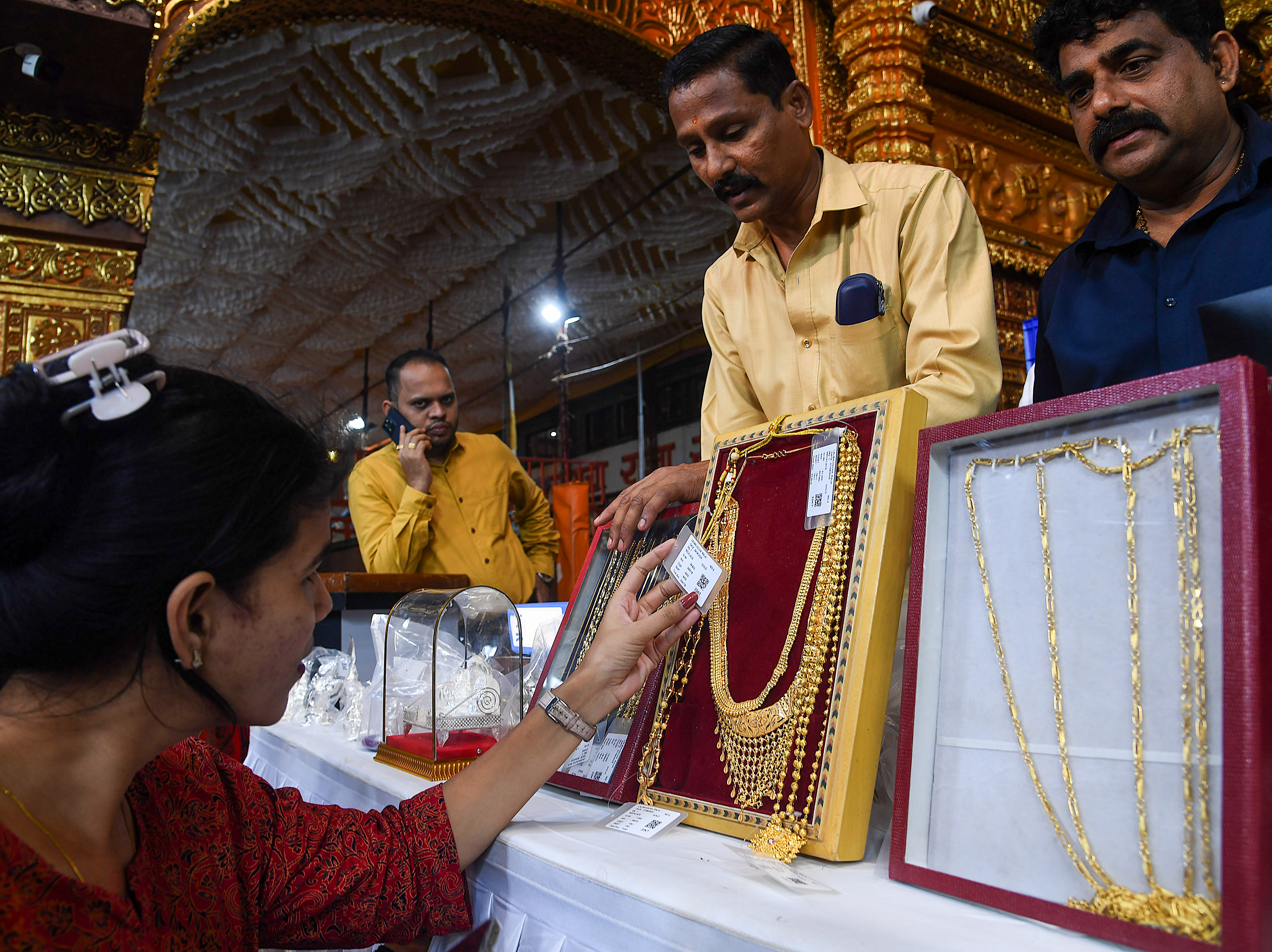 सोना इस हफ्ते 2 हजार रुपए से अधिक महंगा हुआ , चांदी 2.2 लाख के पार