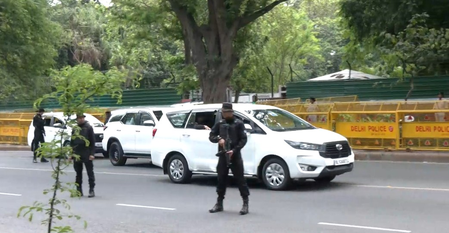 पीएम मोदी की अपील के बाद केंद्रीय मंत्रियों-कई सीएम ने काफिले का आकार घटाया, मेट्रो-इलेक्ट्रिक वाहनों का किया इस्तेमाल 