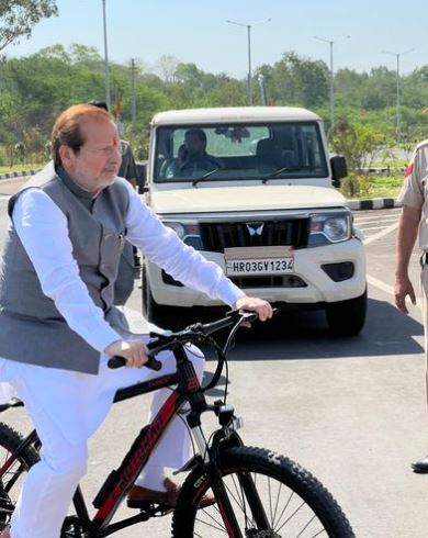 वीआईपी कल्चर’ पर ब्रेक : छोटे हुए काफिले, मंत्री साइकिल और विधायक ट्रेन से सफर करते दिखे