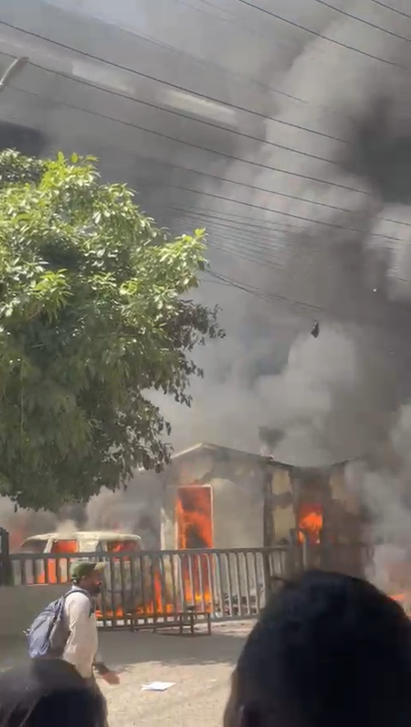 नोएडा में श्रमिकों का उग्र प्रदर्शन, वाहनों में आगजनी से हालात बिगड़े; स्थिति तनावपूर्ण