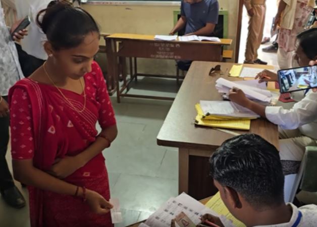 गुजरात के उमरेठ उपचुनाव में 11 बजे तक 25.65 प्रतिशत व बारामती में 20.55 प्रतिशत मतदान