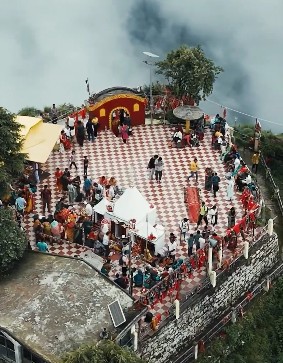 प्राकृतिक सुंदरता और आध्यात्मिक शांति का अनूठा संगम है पिथौरागढ़ का 'ध्वज मंदिर' 