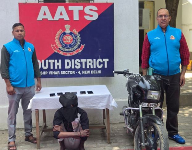 दक्षिण दिल्ली में मोबाइल छीनने वाला आरोपी गिरफ्तार, पुलिस ने 6 चोरी के फोन और बाइक बरामद की