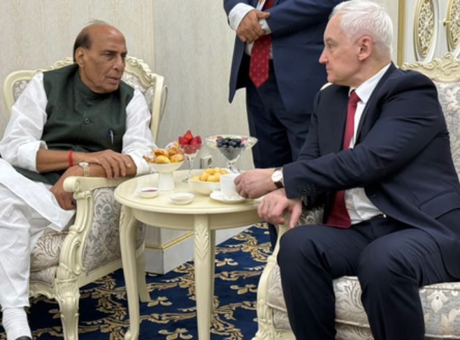 भारत और रूस के रक्षा मंत्रियों की मुलाकात, अंतरराष्ट्रीय हालात व रक्षा सहयोग पर बात