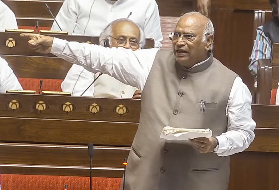 छात्रों से संवाद नहीं, बल का प्रयोग किया, सरकार ने जवाबदेही नहीं दिखाई: मल्लिकार्जुन खड़गे